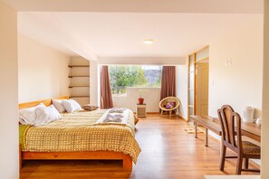 9 bedrooms, desk, free WiFi, bed sheets