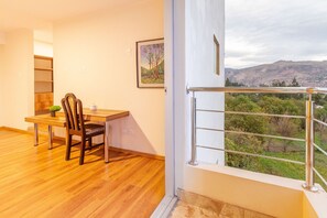 Outdoor dining - Valles ecological apartments (Urubamba)