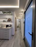 Nest Semi-Basement Apartment | Yksityinen keittiö | Täysikokoinen jääkaappi, kahvin-/teenkeitin, vedenkeitin, leivänpaahdin