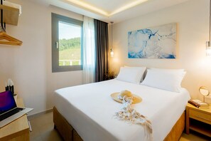 Superior-Apartment, 2 Schlafzimmer, Meerblick | Laptopgeeigneter Arbeitsplatz, schallisolierte Zimmer