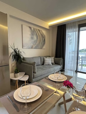 Nest Semi-Basement Apartment | Khu phòng khách | TV 35-inch có truyền hình kỹ thuật số 