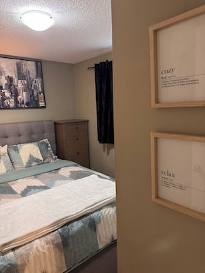 1 bedroom, free WiFi - Private Suite w/Kitchen, Laundry, Gym, & Hot Tub at Tamarack (Edmonton)