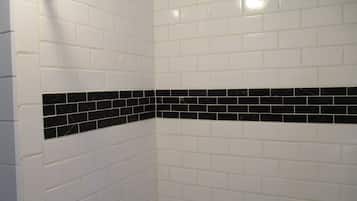 Douche, sĂšche-cheveux, serviettes fournies, savon