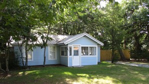 A small, single-story house with a gabled roof and a front porch. - Beautiful vintage cottage remodeled in Old Ocean Springs (Ocean Springs)