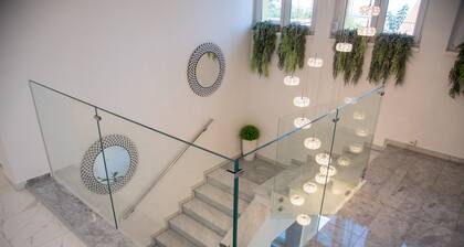 La Luna ⭐⭐⭐⭐⭐ Rustic Deluxe Apartment with Pool & Jacuzzi Bikes and Parking