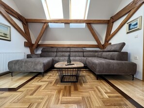 Una Smart TV, una mesa de tenis de mesa, libros, un reproductor estéreo