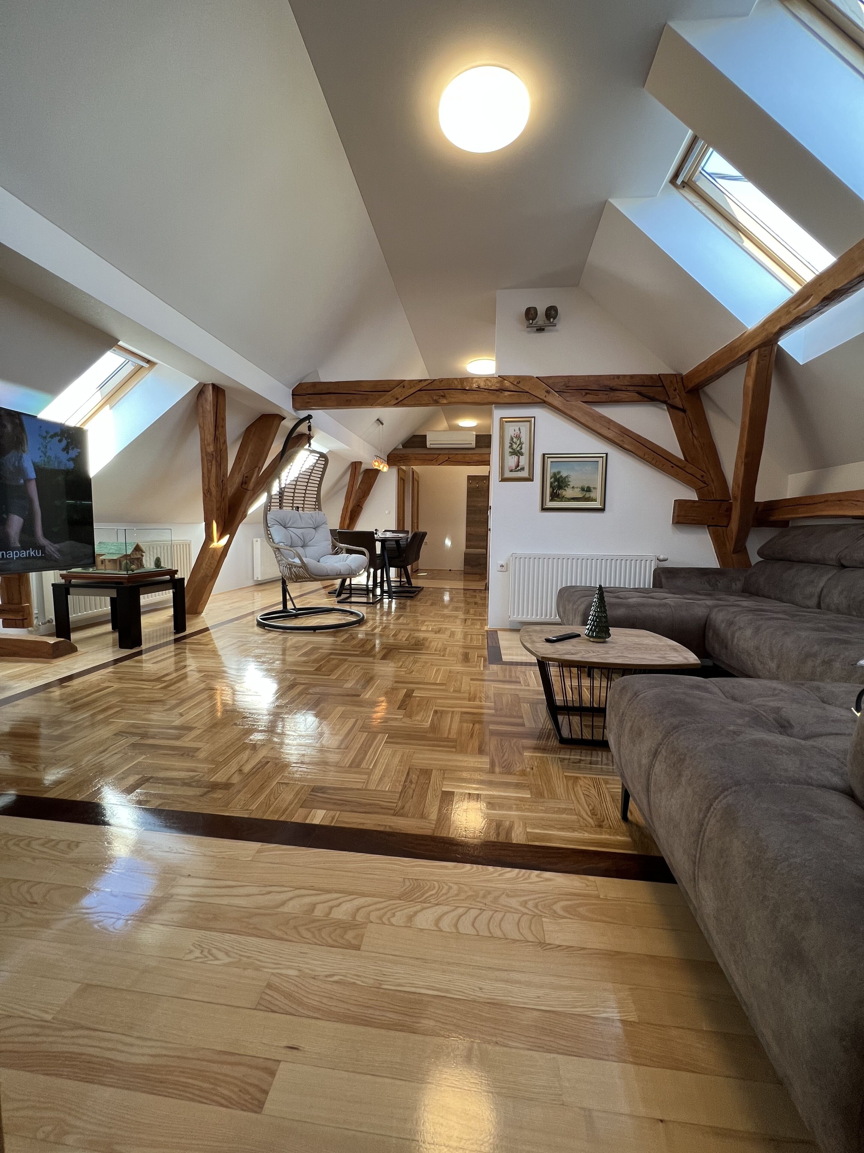 Smart TV, mesa de pingue-pongue, livros, aparelho de som