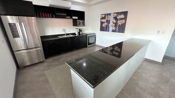 Réfrigérateur, micro-ondes, four, plaque de cuisson