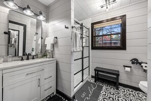 Douche, sèche-cheveux, serviettes fournies
