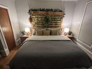4 bedrooms, in-room safe, iron/ironing board, travel cot - Grable Creek Farmhouse (Longview)