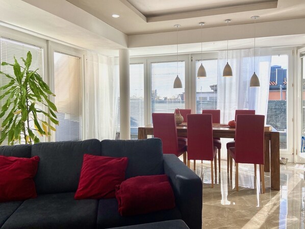 Fernseher, Bücher, Stereoanlage