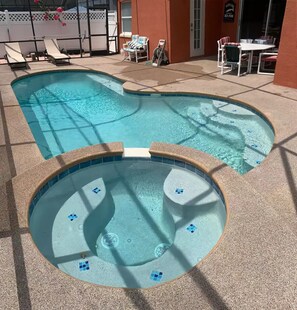 Een verwarmd zwembad