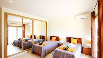 7 makuuhuonetta, tallelokero huoneessa, silitysrauta/-lauta