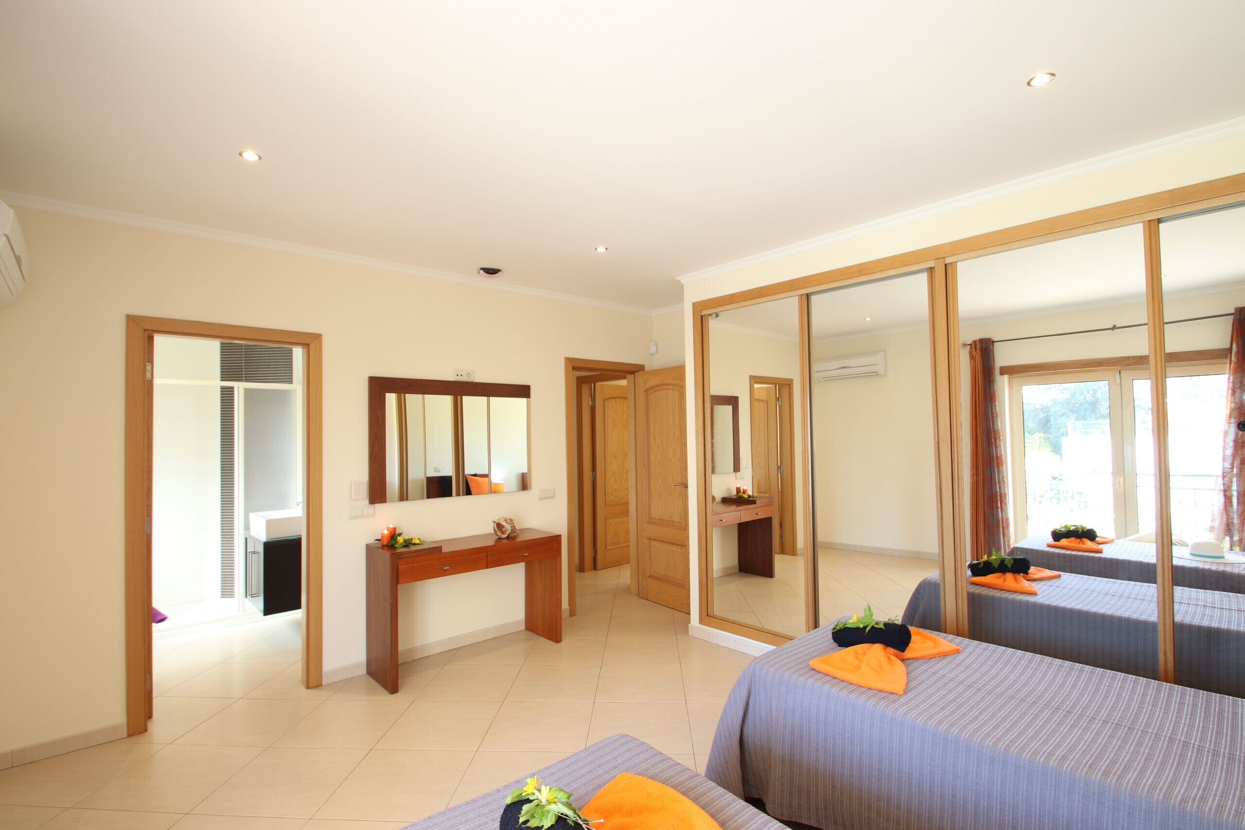 7 slaapkamers, een kluis op de kamer, een strijkplank/strijkijzer