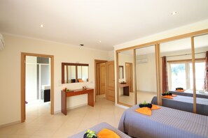 7 chambres, coffres-forts dans les chambres, fer et planche à repasser