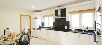 Villa w/ heatable pool & BBQ in Albufeira