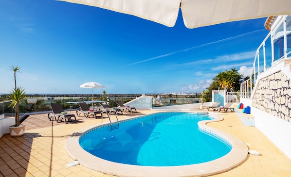 Outdoor pool, a heated pool - Villa with heatable pool & sea view, Albufeira (Albufeira)