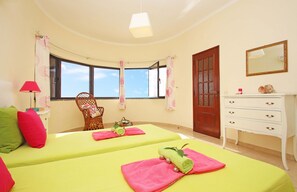 4 bedrooms, iron/ironing board, free WiFi, bed sheets - Villa with heatable pool & sea view, Albufeira (Albufeira)