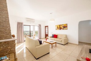 TV, DVD player, ping pong - Villa with heatable pool & sea view, Albufeira (Albufeira)