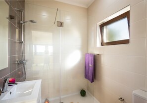 Bathtub, hair dryer, towels - Villa with heatable pool & sea view, Albufeira (Albufeira)