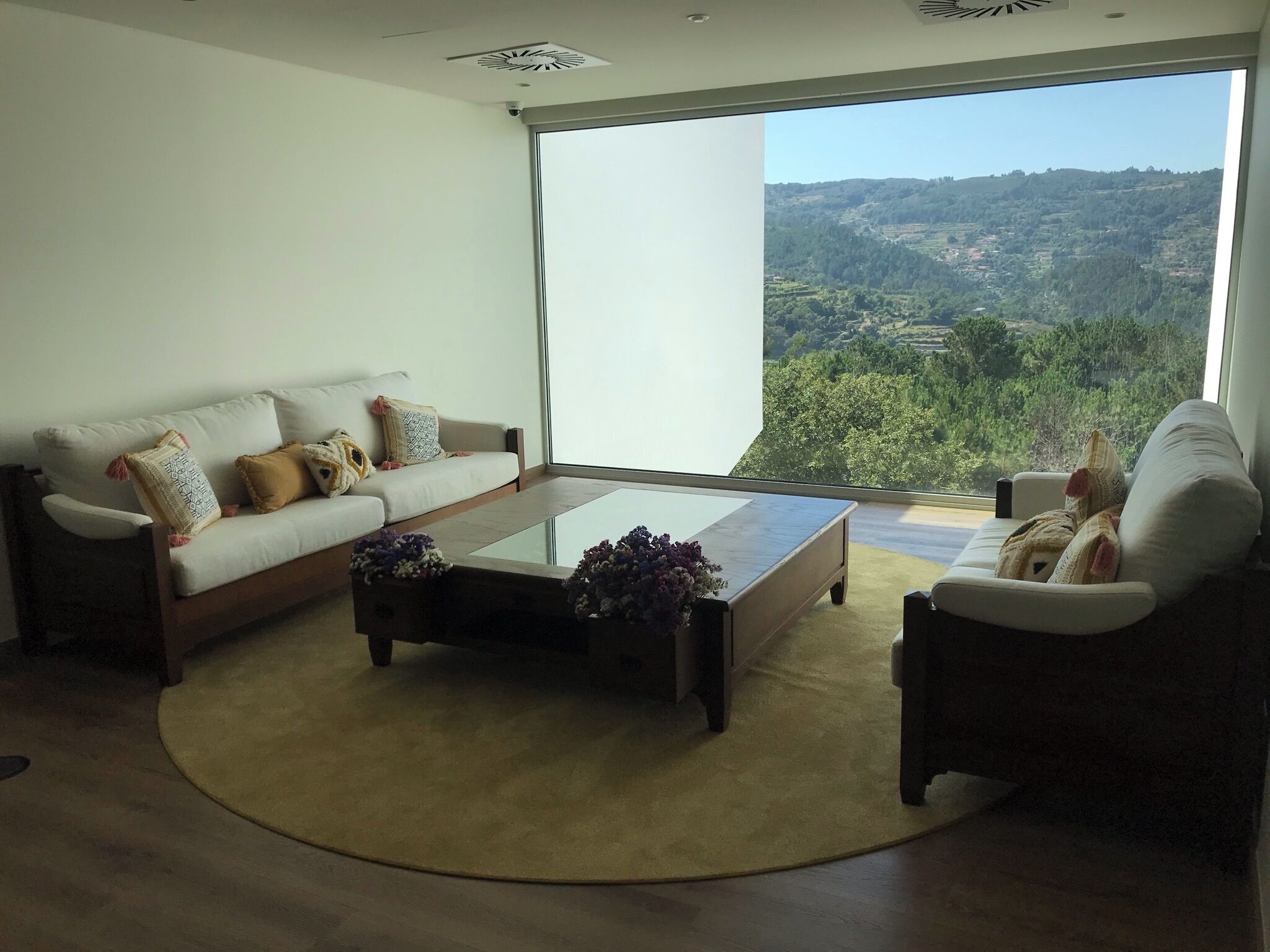 Een 40-cm plasmatelevisie met kabelzenders, televisie en een kantoor