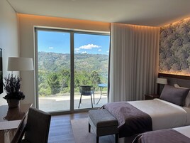 Quarto duplo conforto | Frigobar, individualmente decorados, individualmente mobiliados