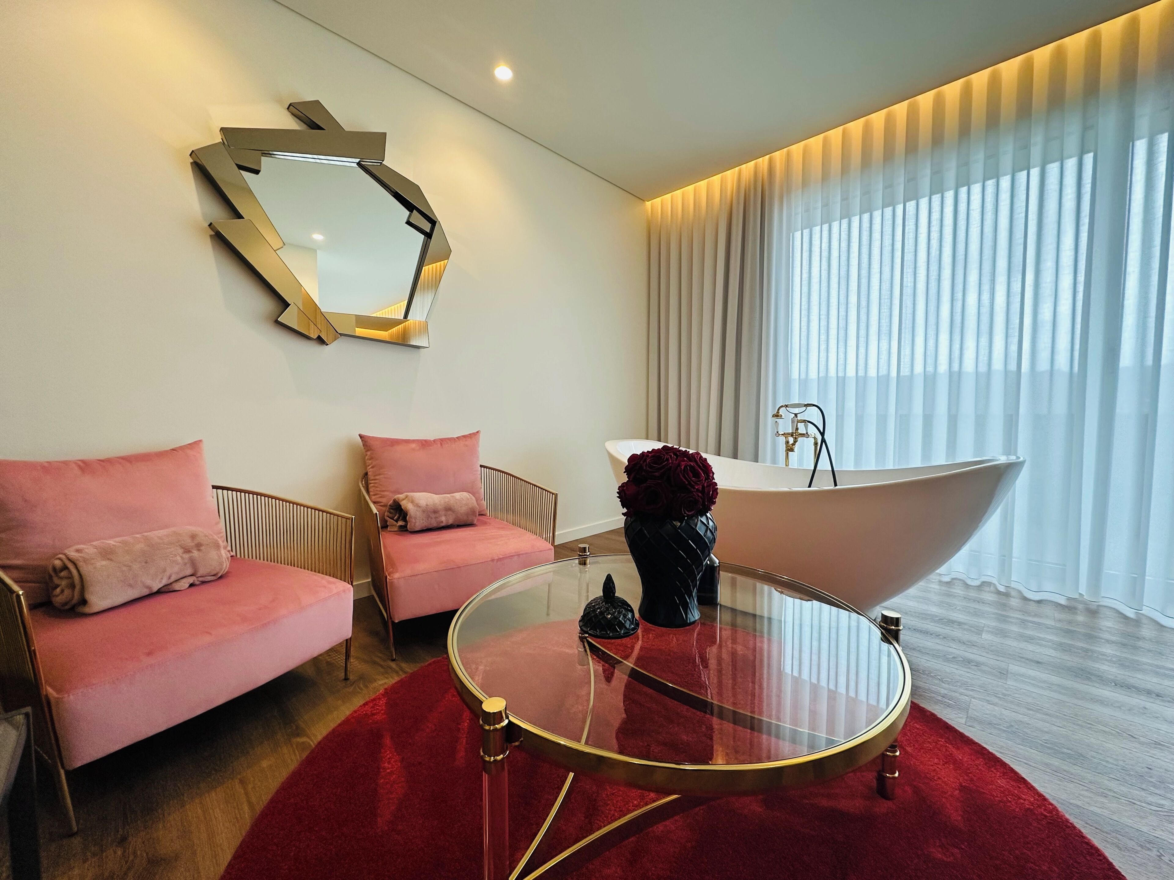 Suite estudio romántica | Minibar, decoración individual, mobiliario individual