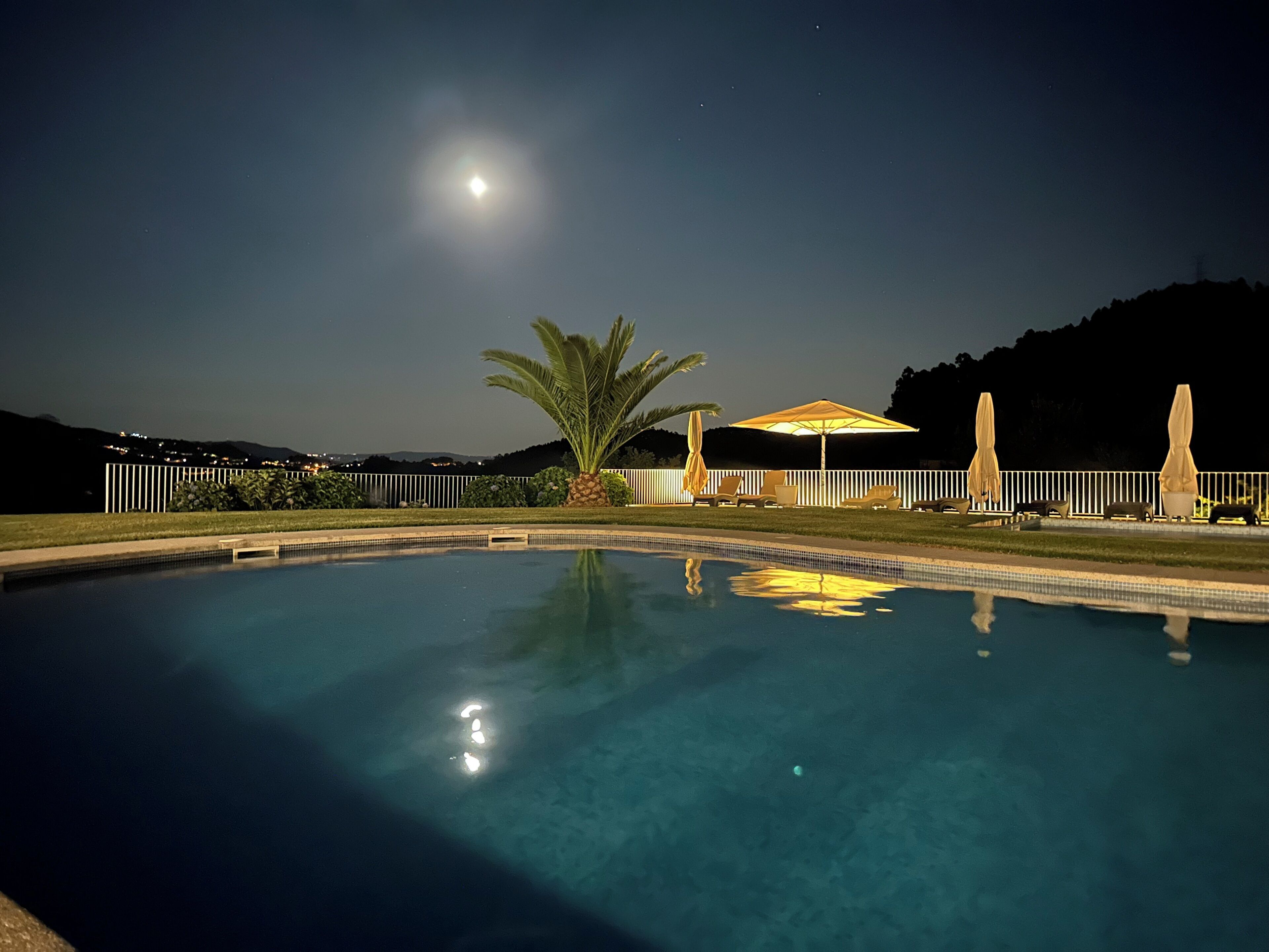 Una piscina al aire libre de temporada, sombrillas, tumbonas