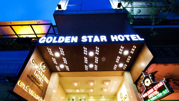 L’extérieur de l’hôtel Golden Star, avec son enseigne lumineuse et sa façade moderne.