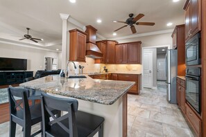 Kühlschrank, Mikrowelle, Herdplatte, Geschirrspüler