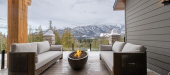 Ski In/Out. Luxury. Private Hot Tub. EV Charger.