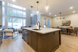 Interior - Ski In/Out. Luxury. Private Hot Tub. EV Charger. (Fernie)