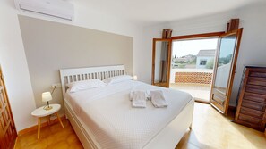 3 bedrooms, iron/ironing board, free WiFi, bed sheets