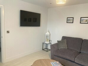 Cottage | Living area - Lunaroxx, 6 Meadow Gardens, Kilgetty (Kilgetty)