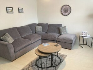 Cottage | Living area - Lunaroxx, 6 Meadow Gardens, Kilgetty (Kilgetty)