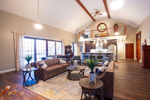 Smart-tv, eldstad och böcker