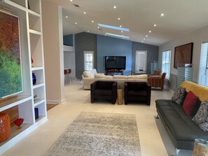 Smart-TV, Tischtennisplatte, Bücher