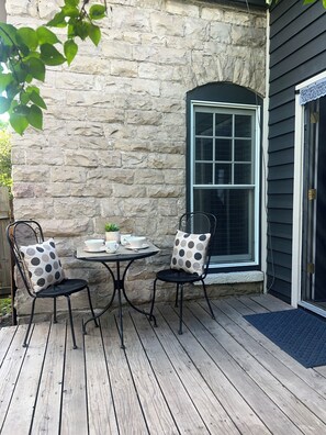 Outdoor dining - Old Town Hideaway- Walk to it all! 1 block away- hot springs, grocery, free bus. (Steamboat Springs)