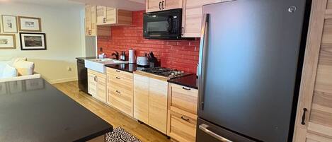 Réfrigérateur, four à micro-ondes, surface de cuisson, lave-vaisselle