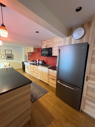 Spacious private king suite steps to DT Banff