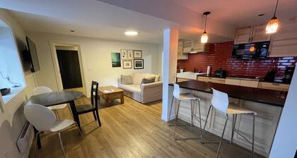 Spacious private king suite steps to DT Banff