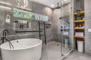 Doccia, asciugacapelli, asciugamani, sapone