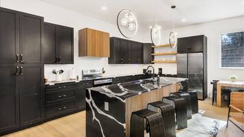 Refrigerador, microondas, horno y parrilla de estufa