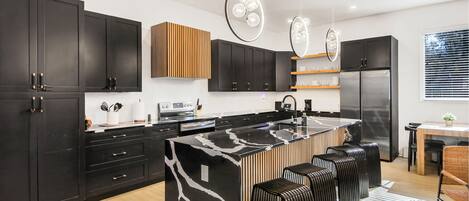 冷蔵庫、電子レンジ、オーブン、コンロ