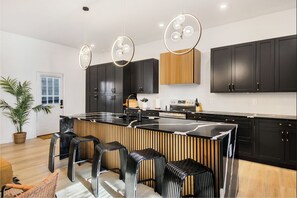 Fridge, microwave, oven, stovetop - Influencer Home near downtown with Hidden room (Atlanta)