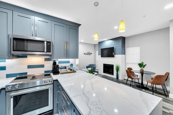 Fridge, microwave, oven, stovetop - Best of Oaklawn Mins to Uptown and Medical Center (Dallas)