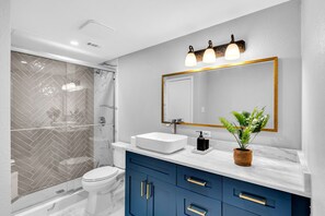 Shower, hair dryer, towels, soap - Best of Oaklawn Mins to Uptown and Medical Center (Dallas)