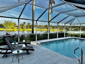 Alberca al aire libre y alberca climatizada