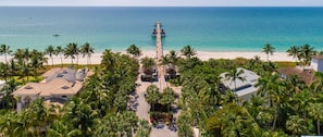 Beach nearby, sun loungers, beach towels