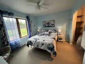 3 chambres, bureau, fer et planche à repasser, lit parapluie